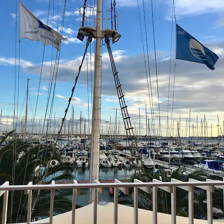 Apartment Apartment *